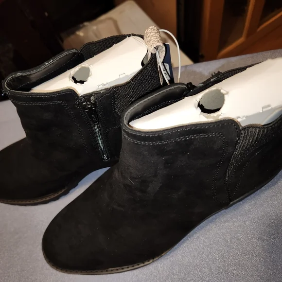 12 Wide Universal Thread TACI Black Faux Suede Side Zipper Ankle Boots - Picture 5 of 7